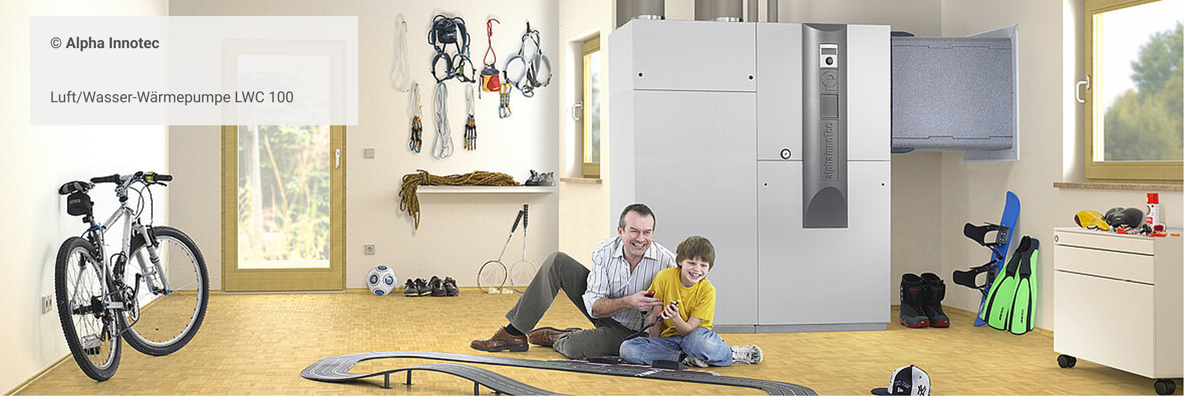 Innenraum mit montierter Luft/Wasser-Wärmepumpe LWC 100 der Marke Alpha Innotec, daneben spielendes Kind mit Vater, im Hintergrund Wand mit Sportausrüstung, Fahrrad und Fenstern