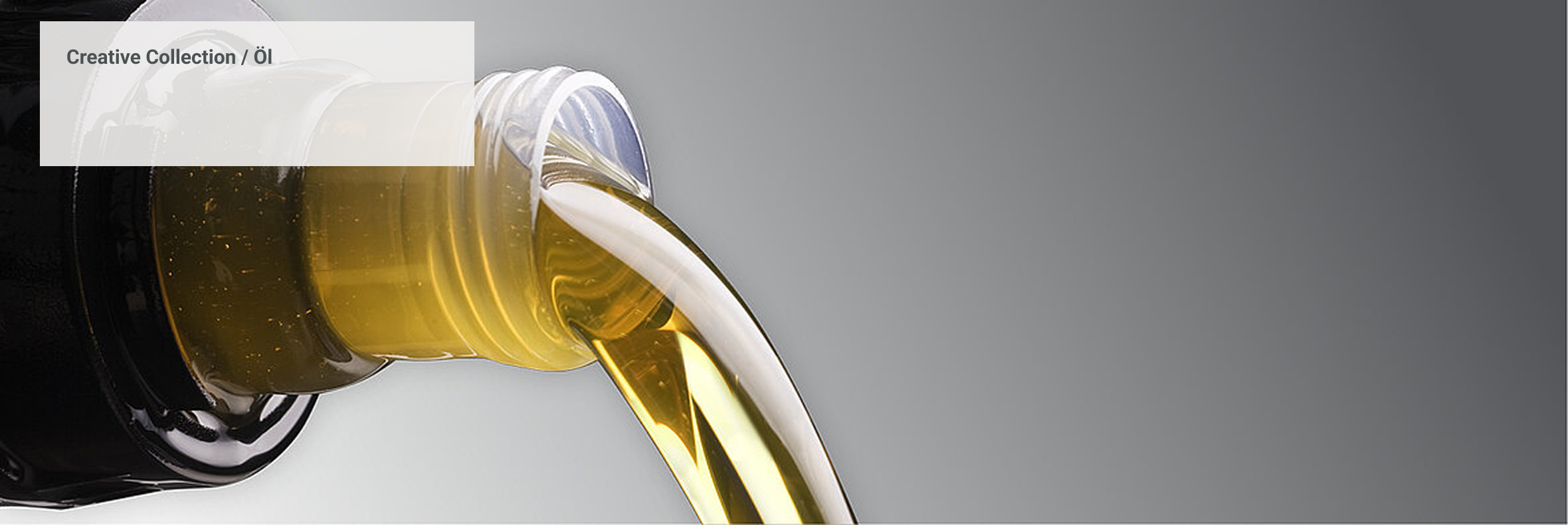 Nahaufnahme einer Ölflasche beim Ausgießen von goldenem Motoröl auf grauem Hintergrund