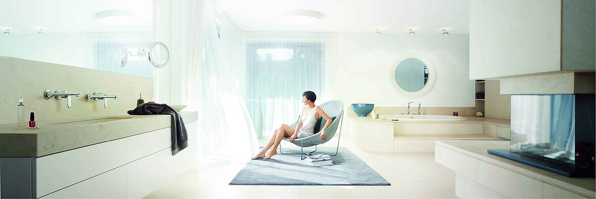 Modernes Luxusbad mit freistehender Badewanne, Design-Armaturen und stilvollem Gaskamin – hochwertiges Interieur führender Badhersteller