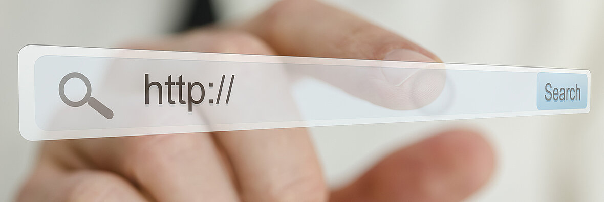 Symbolbild für Internetrecherche: Finger zeigt auf virtuelle Suchleiste mit 'http://' und Such-Button