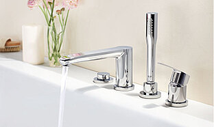Elegantes Badezimmer mit modernen Sanitäranlagen