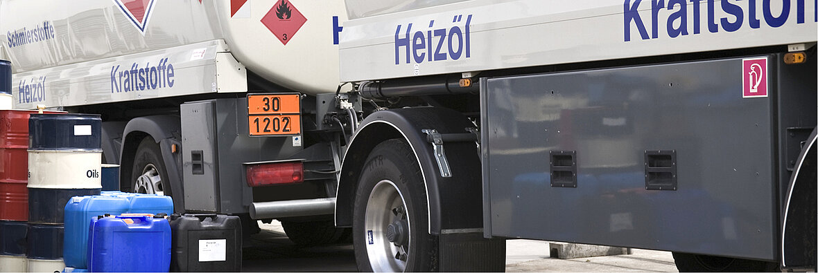 Heizöl-LKW mit Aufschrift ‚Heizöl‘ und ‚Kraftstoffe‘ an einer Tankstelle – zeigt fossile Energieversorgung mit Heizöl