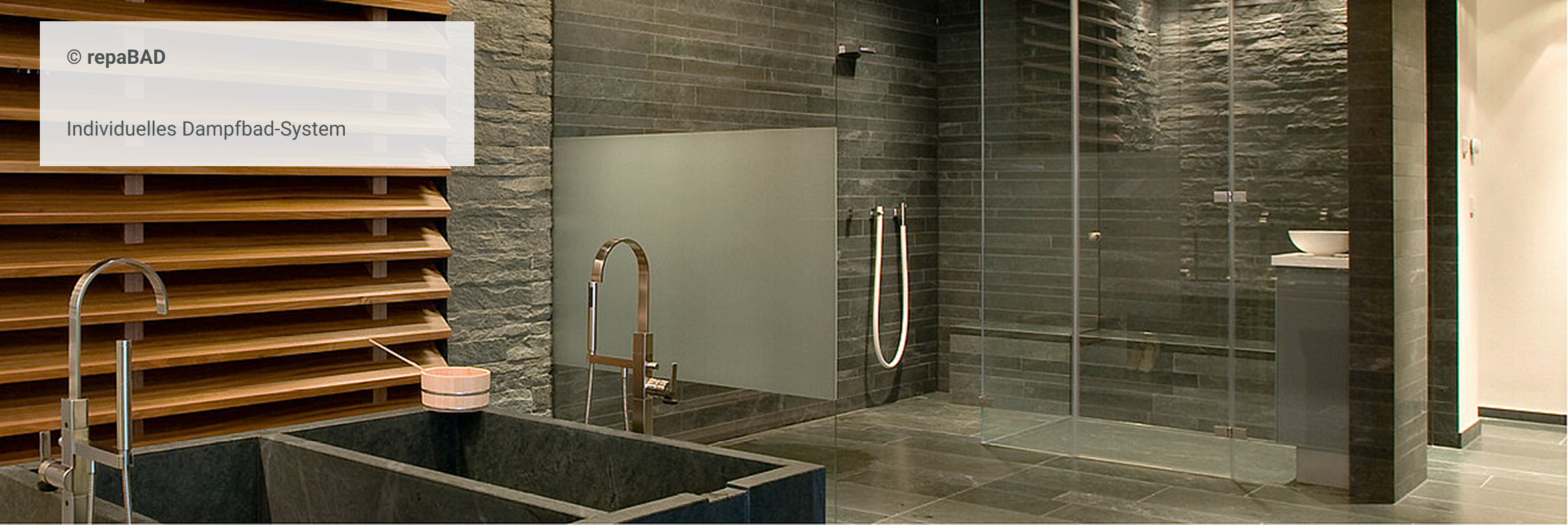 Modernes Dampfbad-System mit großzügiger Glasdusche, dunklen Natursteinfliesen, edlen Armaturen und dekorativer Holzlattung – luxuriöses Spa-Design für zu Hause