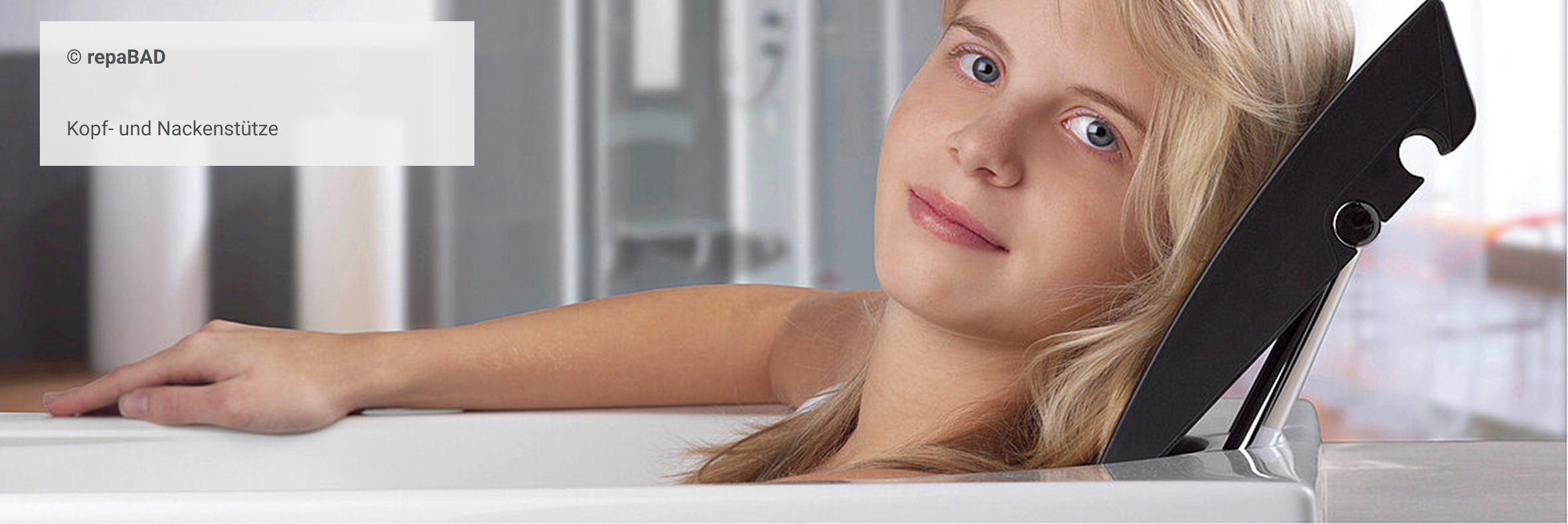 Kind lehnt sich entspannt in Badewanne mit ergonomischer Kopf- und Nackenstütze zurück