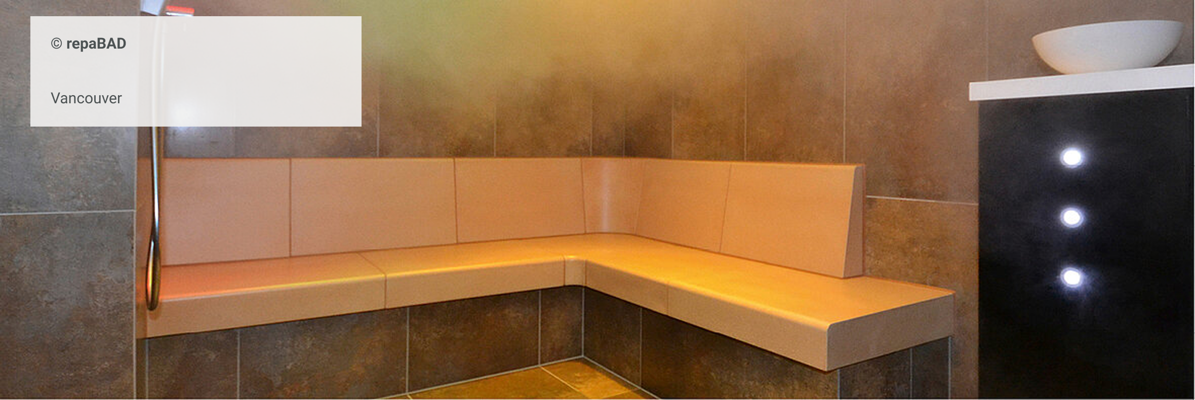 Moderne Dampfdusche mit umlaufender Sitzbank in Beige, stilvoll gefliestem Raum und sichtbarem aufsteigendem Dampf – Wellnessambiente zum Entspannen