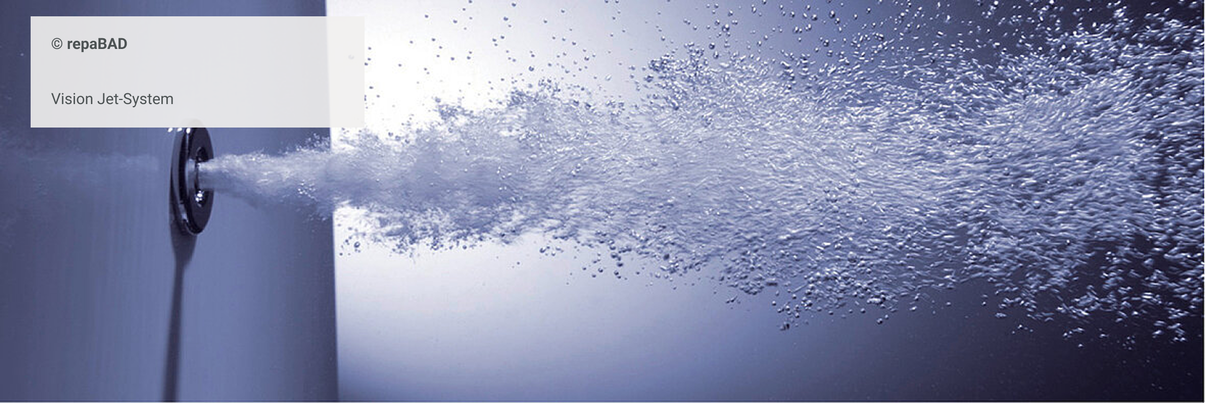 Seitlich montierte Düse des Vision Jet-Systems sprüht kraftvoll Wasser in feinen Strahlen