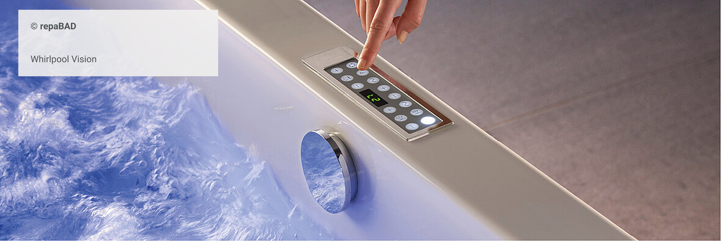 Finger betätigt digitales Bedienfeld eines Whirlpools mit blubberndem Wasser – modernes Steuerungssystem 'Whirlpool Vision