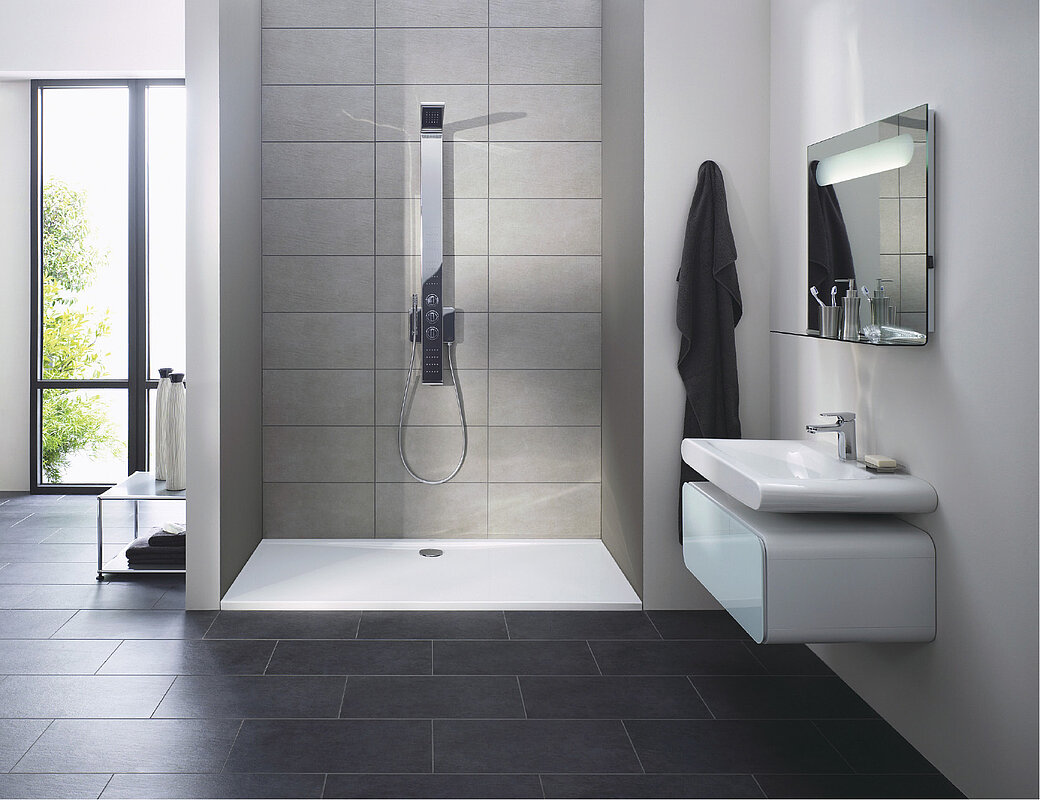 Barrierefreies Badezimmer mit ebenerdiger Dusche, Haltegriffen und unterfahrbarem Waschbecken