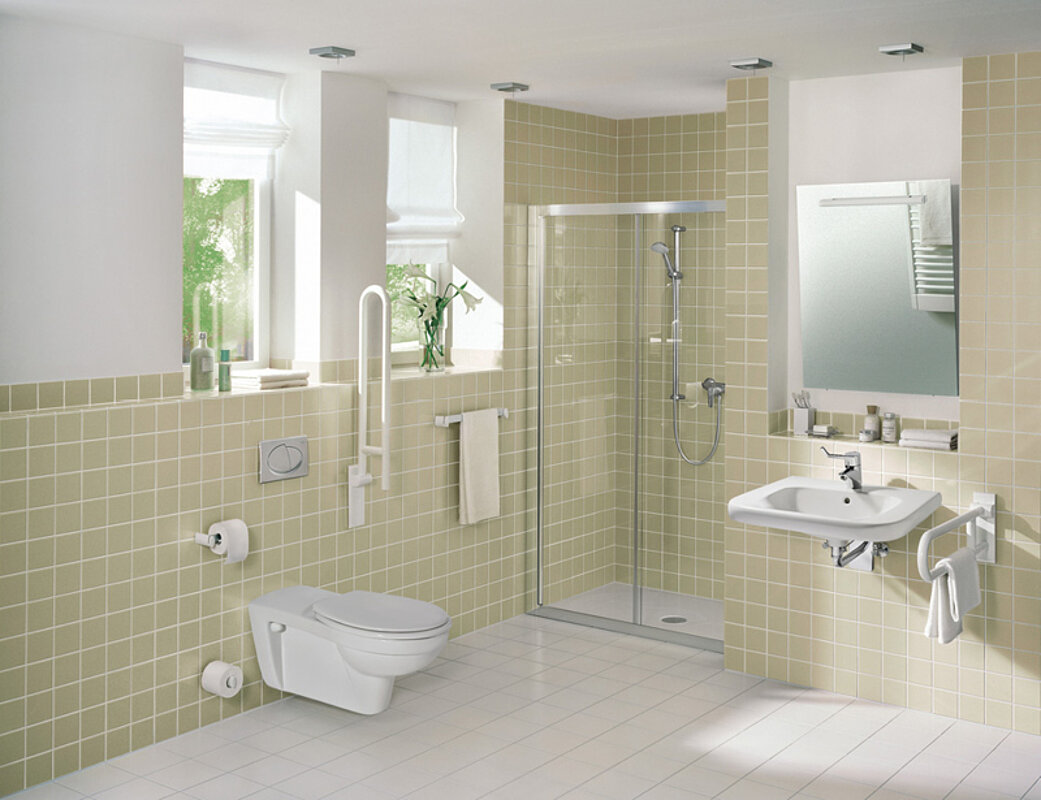 Altersgerechtes Bad mit bodengleicher Dusche, Sicherheitsgriffen und hellem Design