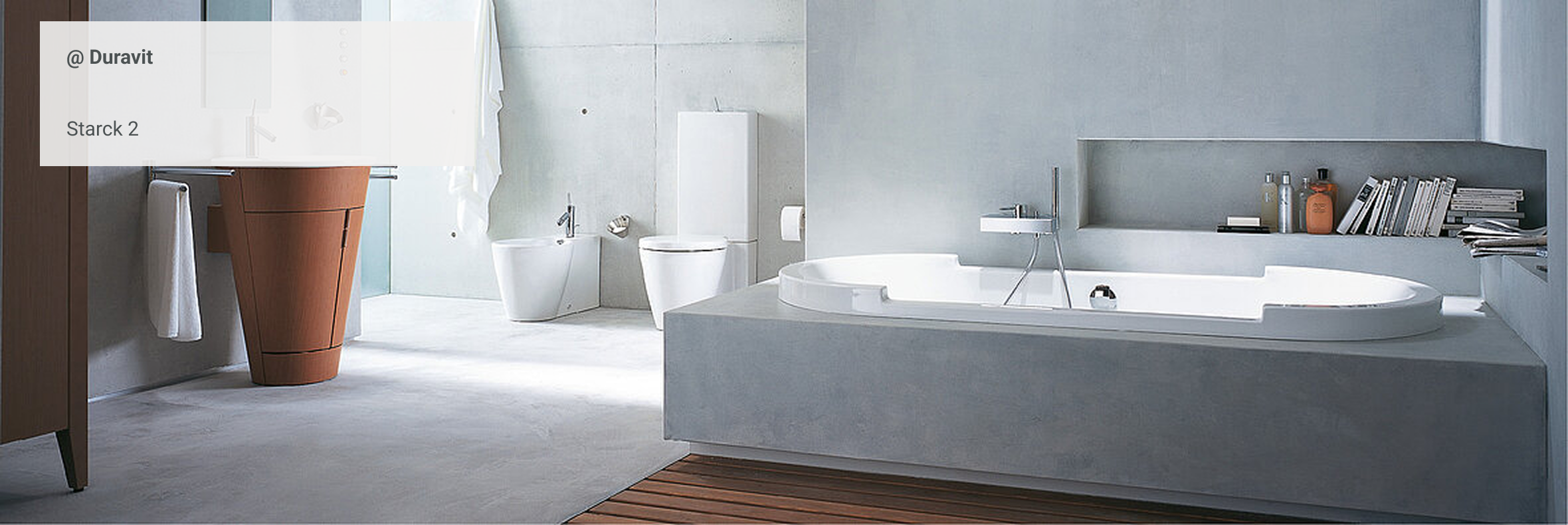 Modernes Badezimmer mit freistehender Badewanne, Bidet, Toilette und konisch geformtem Holzwaschtisch in minimalistischer Betonoptik