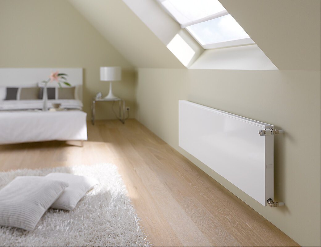 Modernes Badezimmer mit flachen weißen Heizkörpern unter Dachschräge und Oberlichtern