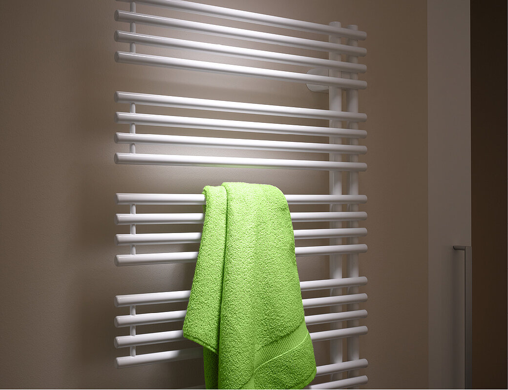 Moderner Badheizkörper mit grünem Handtuch in elegantem Design