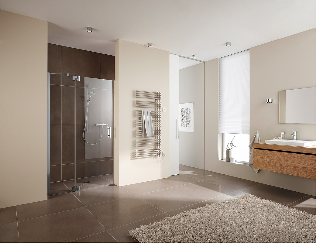 Luxuriöses Badezimmer mit modernen Heizkörpern und zeitgemäßer Ausstattung