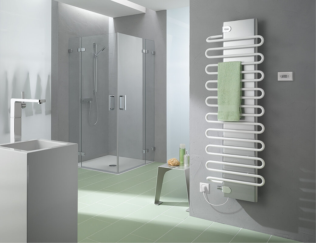 Kompakte Badausstattung mit platzsparenden Heizkörpern und modernem Design
