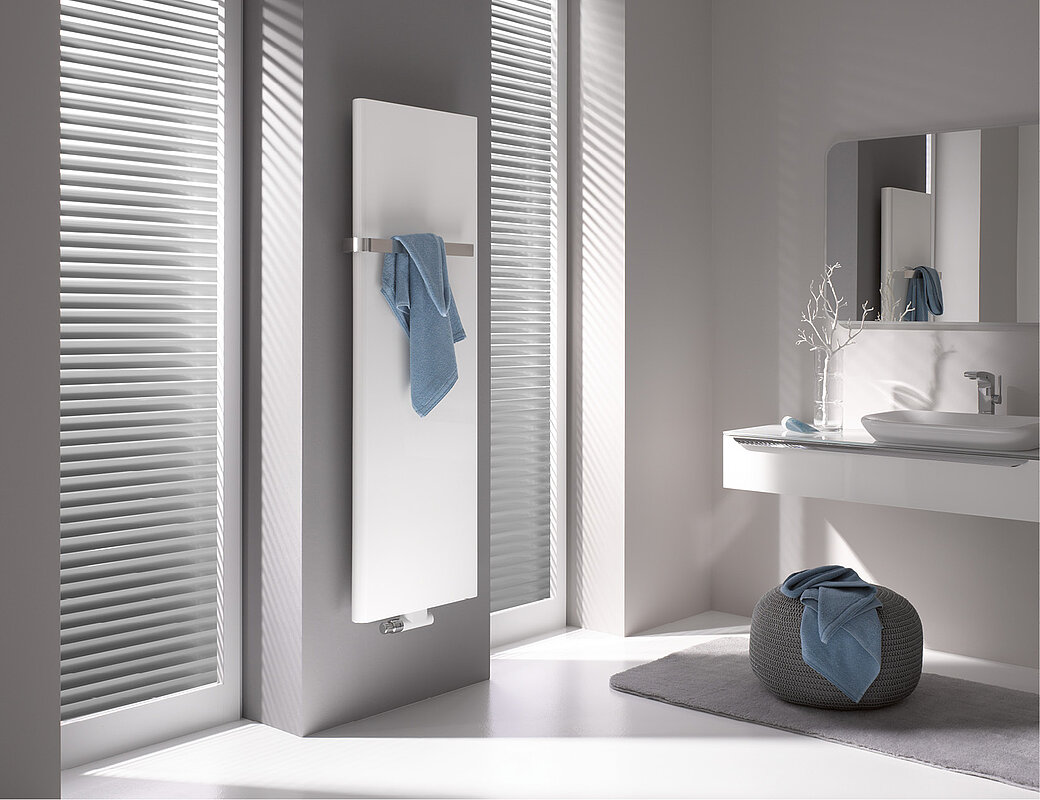 Weißer Badheizkörper integriert in stilvolles Badezimmer mit hochwertigen Armaturen