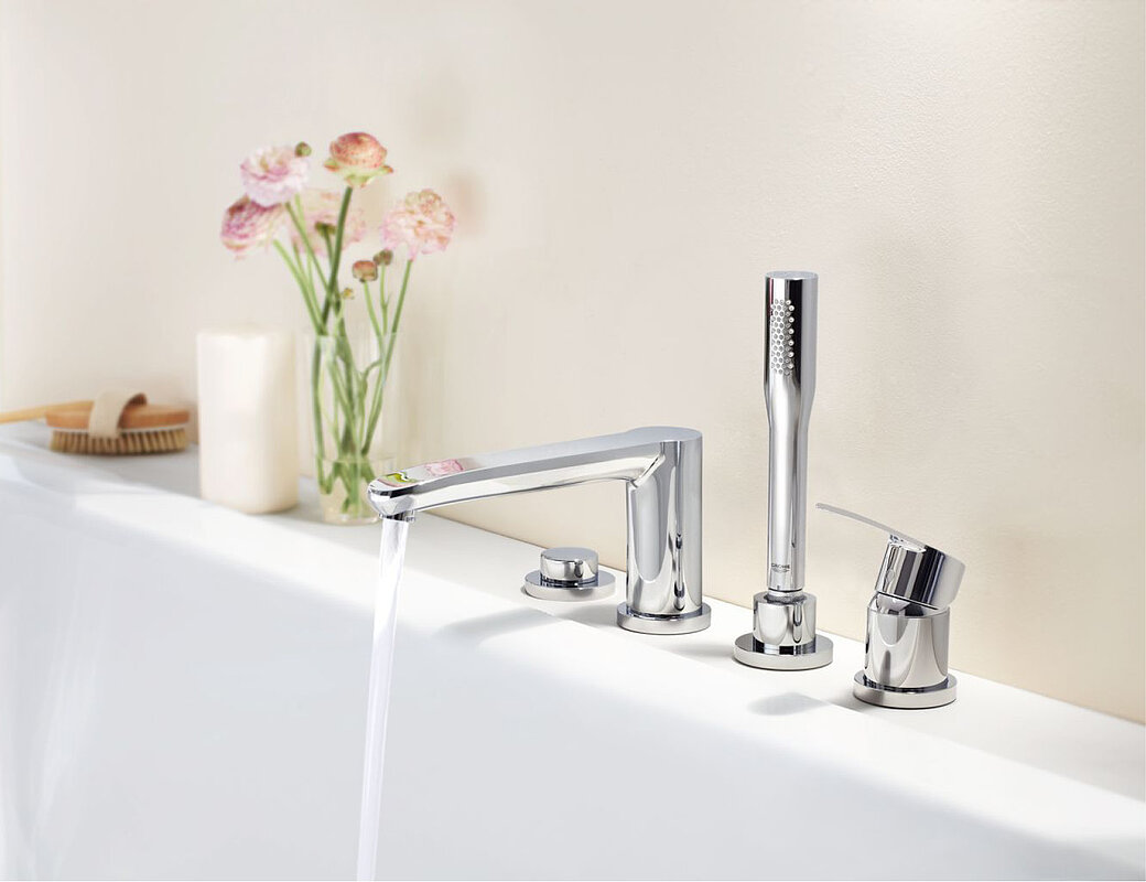 Minimalistisches Badezimmer mit modernen Armaturen und dezenter Blumendekoration