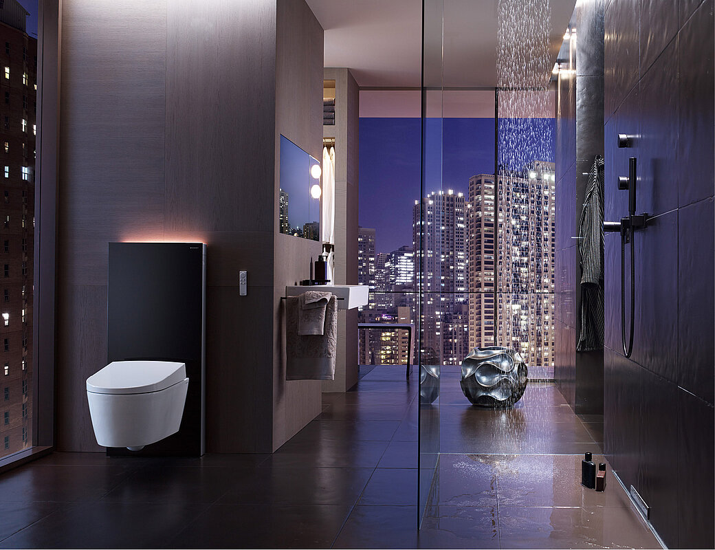 Modernes Designer-Badezimmer mit dunklen Fliesen und eleganter Beleuchtung