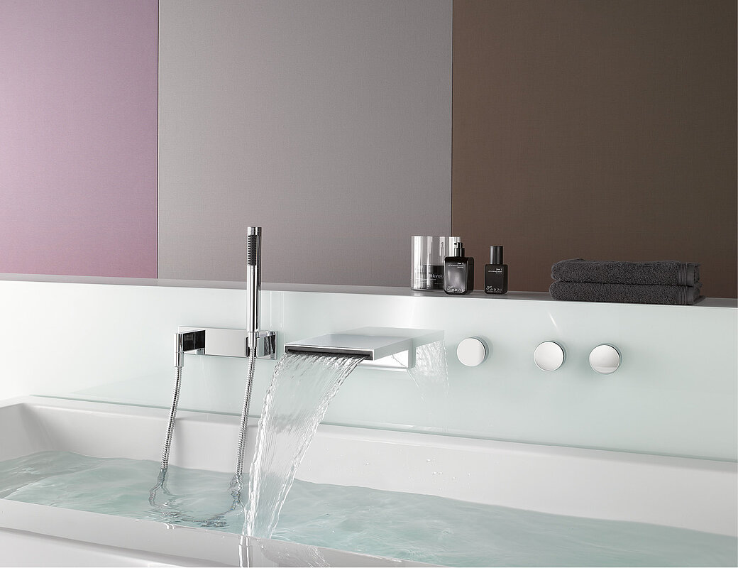 Designer-Badewanne mit eleganten Armaturen und stimmungsvoller Badbeleuchtung