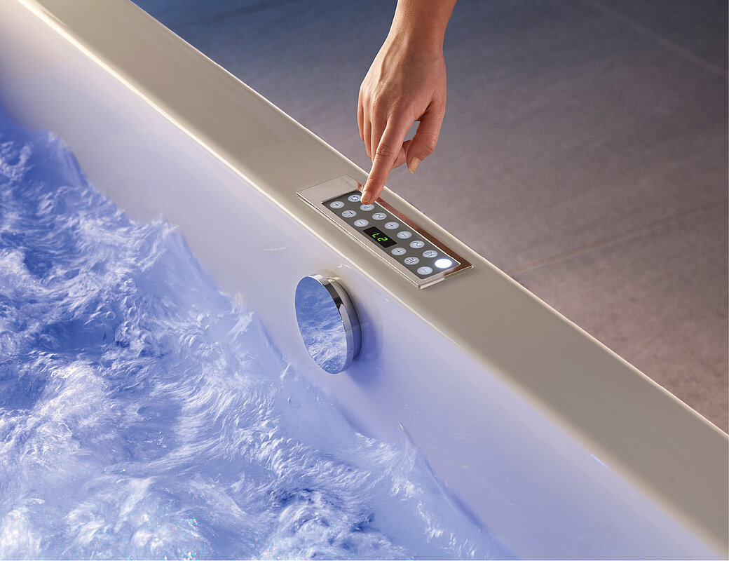 Whirlpool-Steuerung mit digitaler Bedieneinheit und sprudelndem blauen Wasser