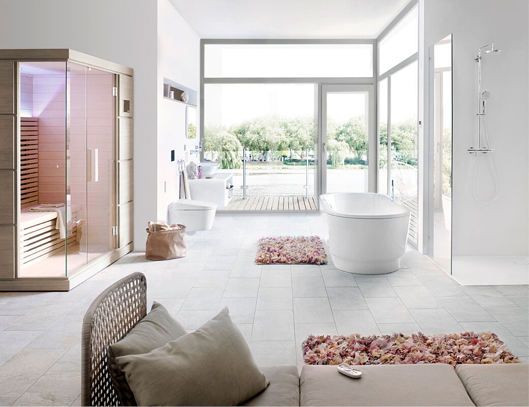 Luxuriöser Wellness-Bereich mit freistehender Badewanne und Panoramafenstern