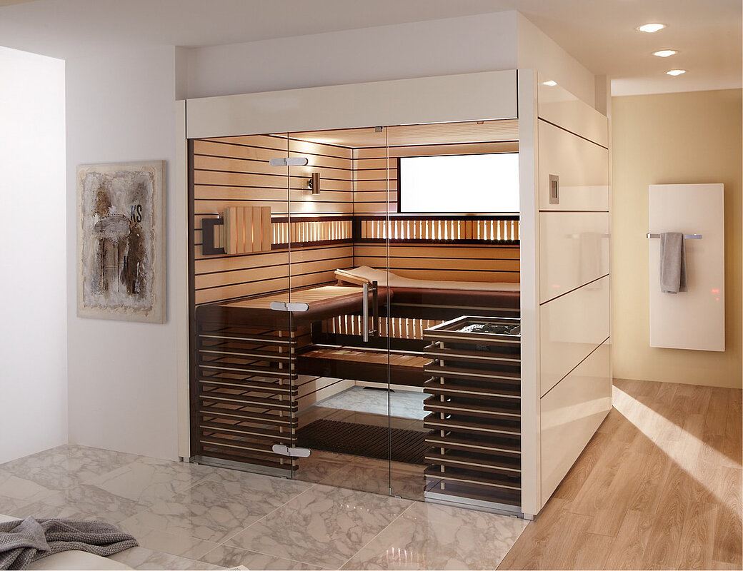 Kompakte Heimsauna aus dunklem Holz optimal in modernes Badezimmer integriert