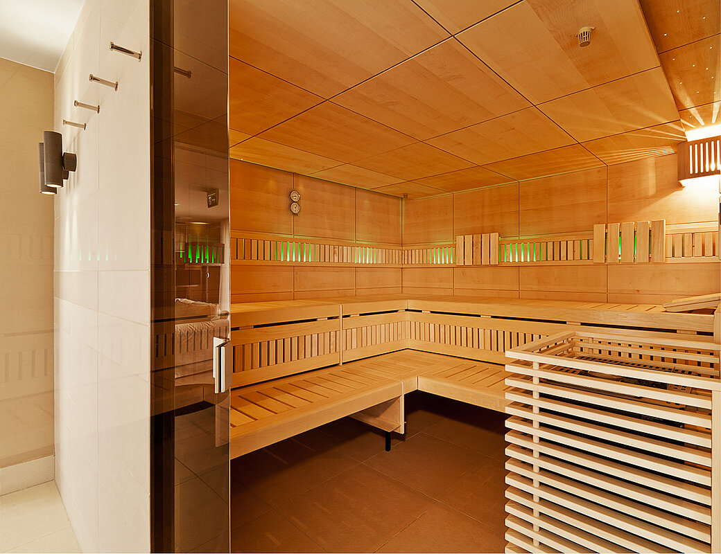 Traditionelle finnische Sauna aus hellem Holz mit klassischen Holzbänken