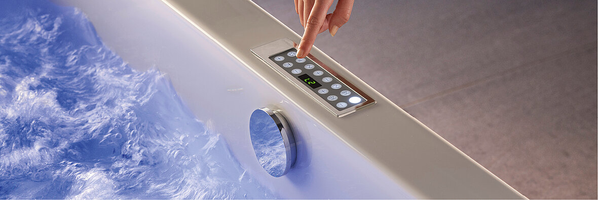 Moderner Whirlpool mit Massagedüsen für therapeutische Entspannung und Wellness