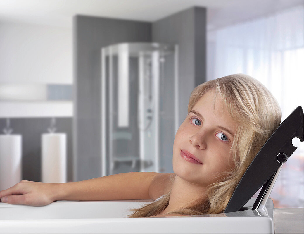 Entspannte Frau genießt Whirlpool-Massage in luxuriöser weißer Badewanne mit sprudelndem Wasser