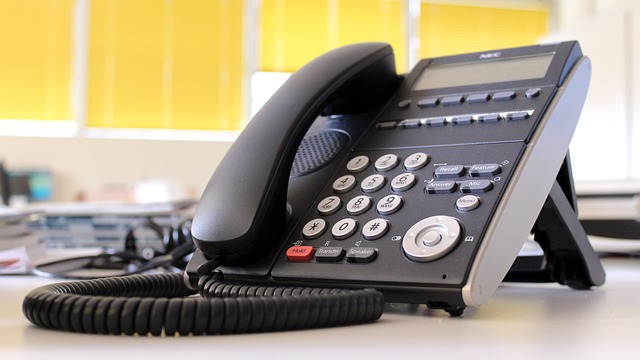 Rotes Retro-Telefon symbolisiert unseren Notdienst