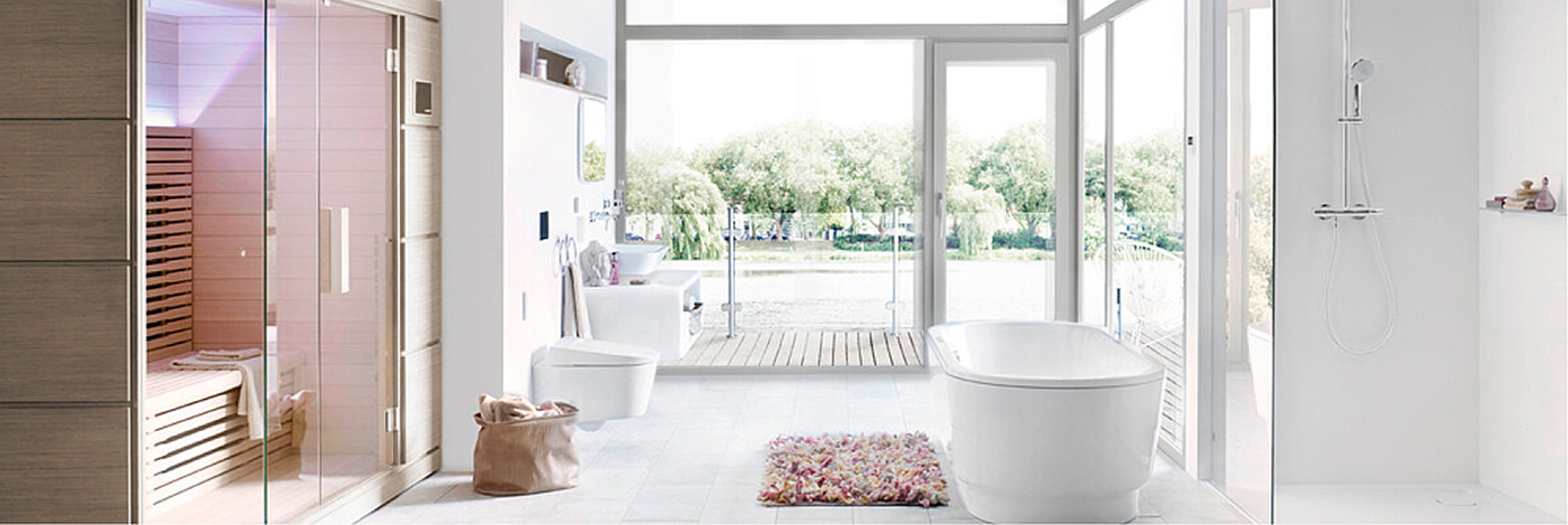 Modernes Badezimmer mit Sauna, freistehender Badewanne und bodengleicher Dusche mit Blick ins Grüne